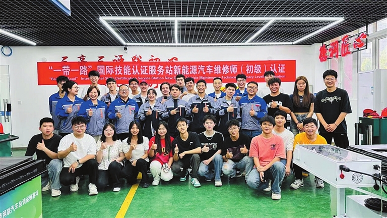 重慶城市職業(yè)學院 以“職教出海”為引擎，驅(qū)動“渝車出海”網(wǎng)絡技術服務新航程